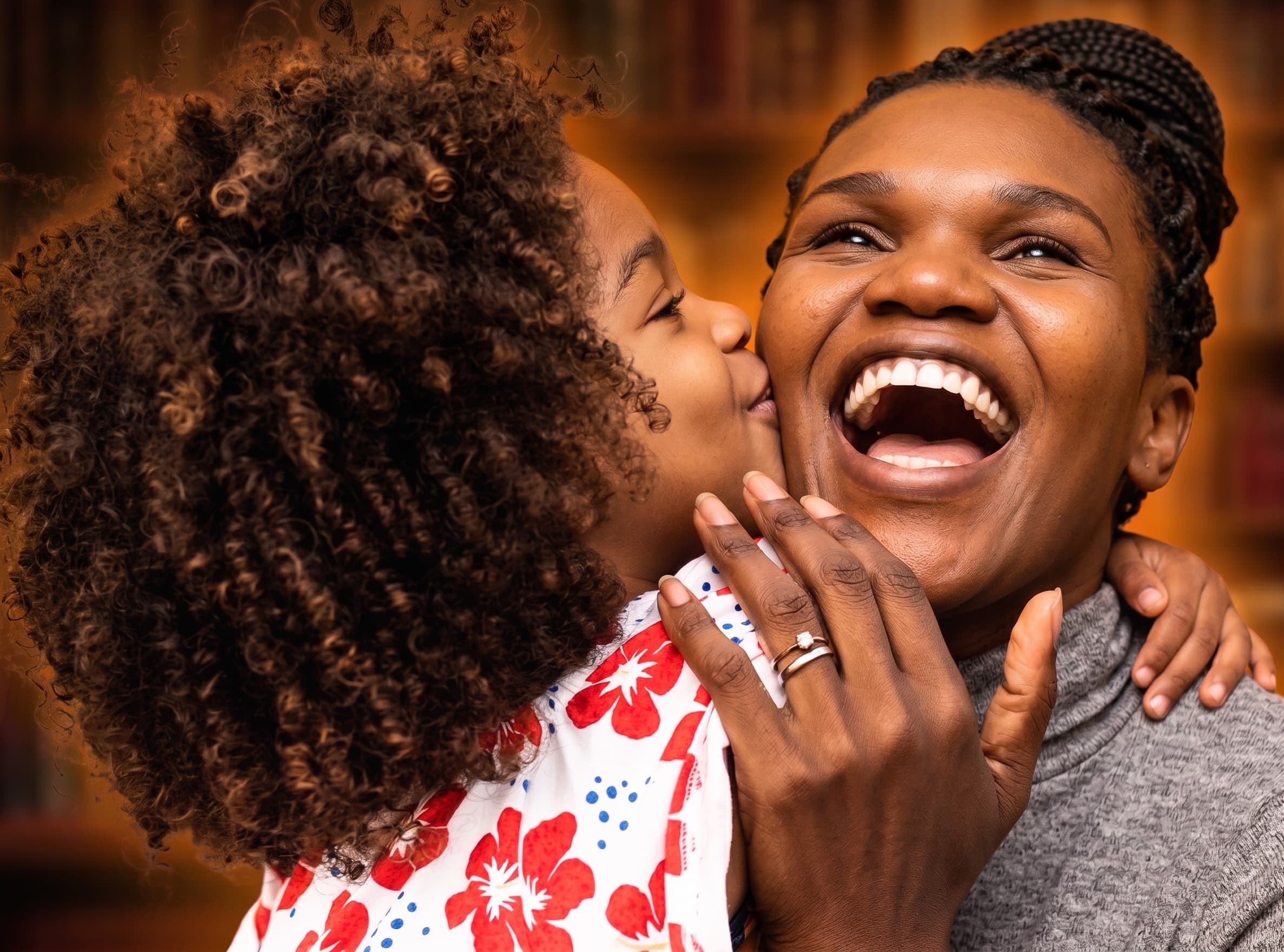 Mãe e filha a sorrir, felizes por viajar com a TAAG